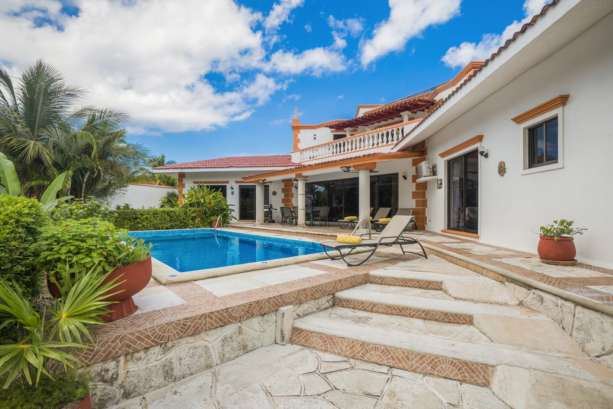 Castillo del Rey, the pool and the house from the garden